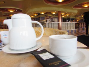 Chás e cafés podem ser pedidos também nos bares do navio